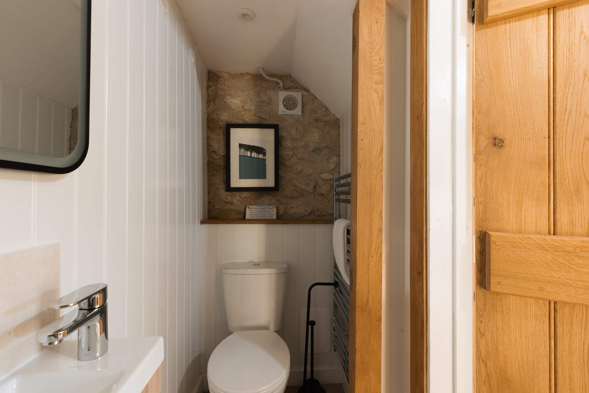 Another view of the en suite.