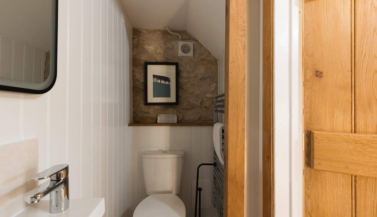 Another view of the en suite.