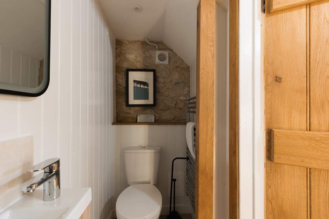 Another view of the en suite.