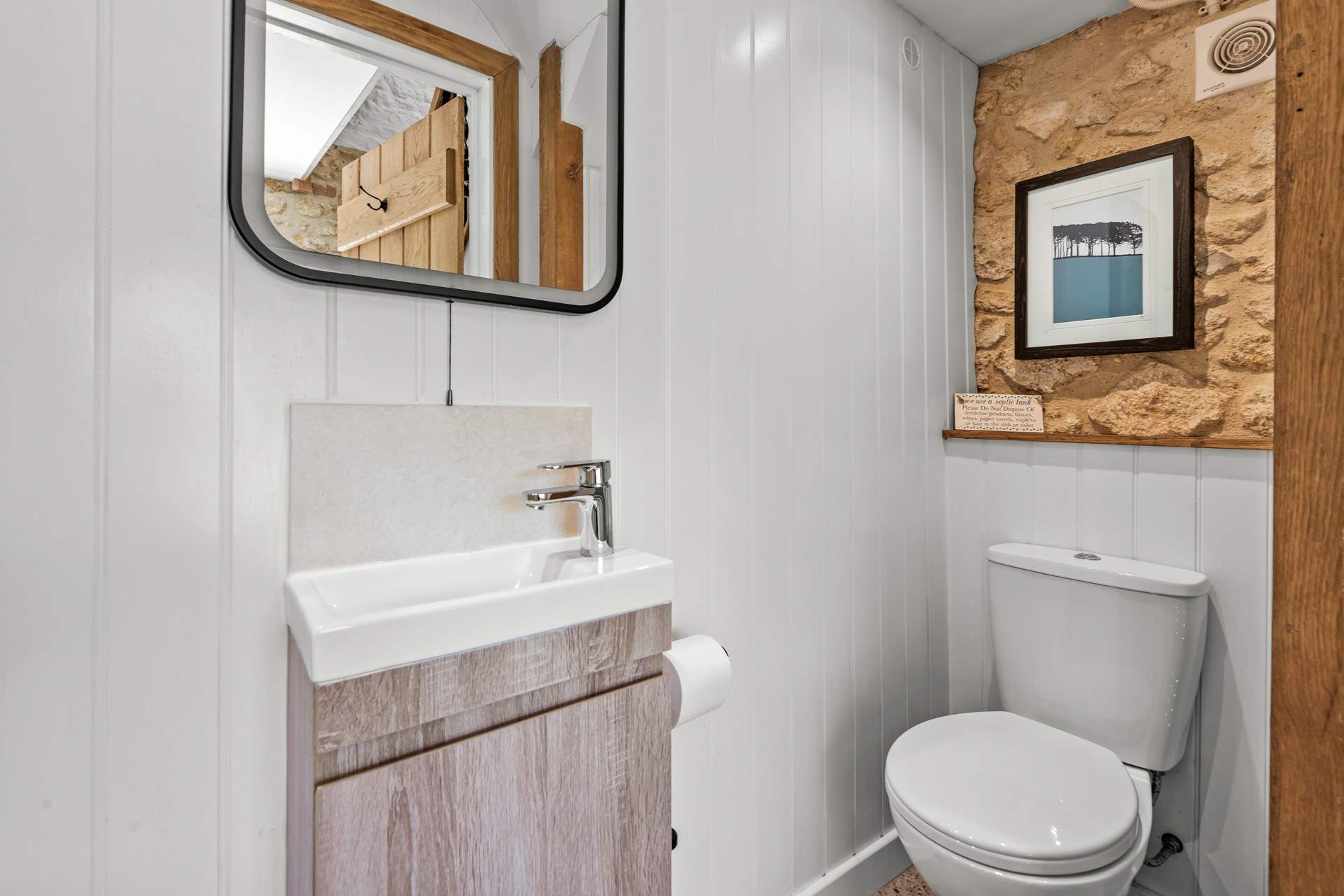 Another view of the en suite.