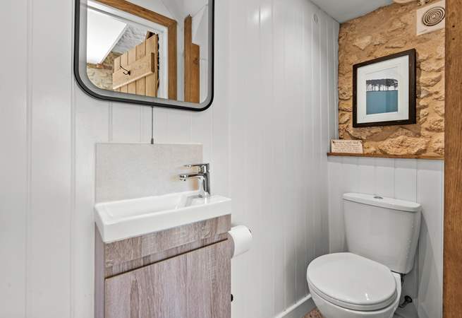 Another view of the en suite.