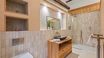 Bedroom 3's en suite.