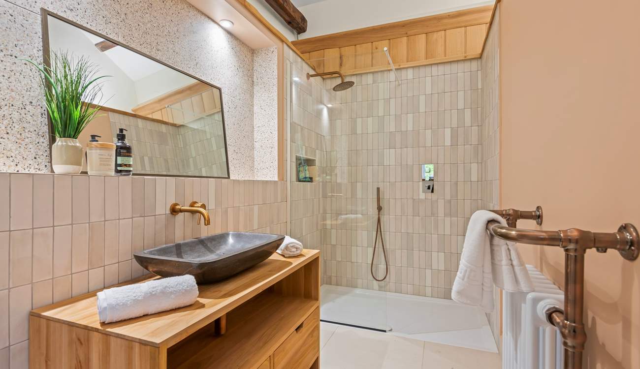 En suite to bedroom 3. Wow!