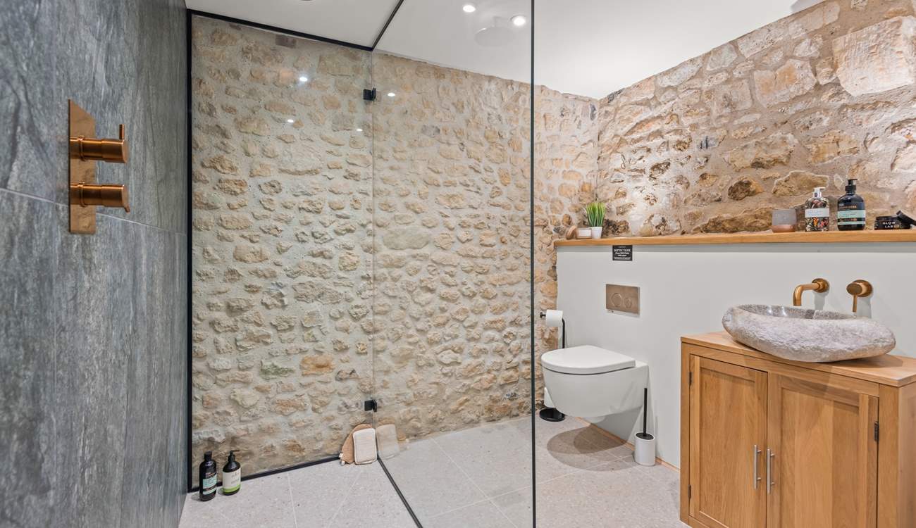 Bedroom 2's en suite.