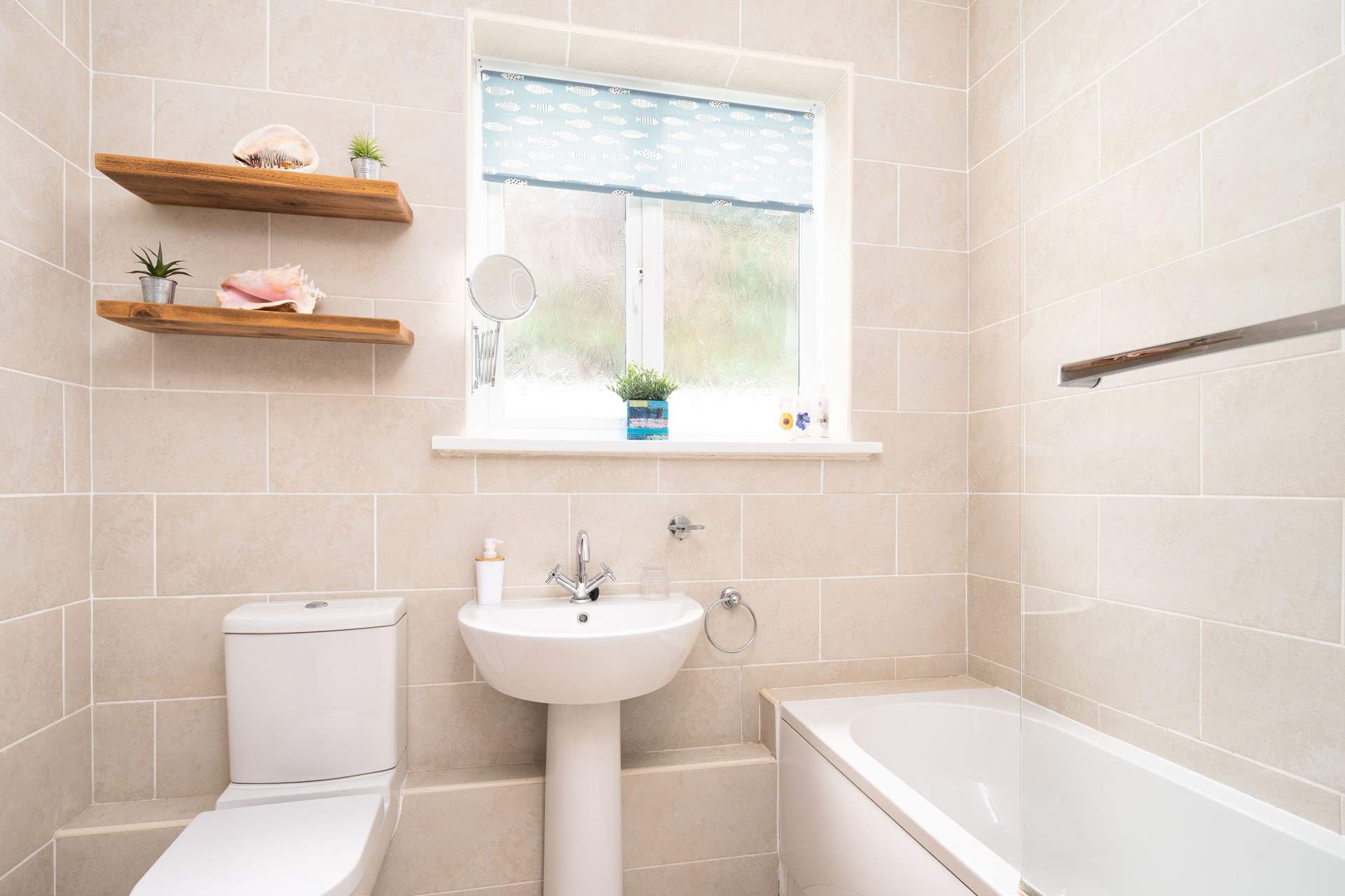 Attractive family bathroom with overhead shower. 