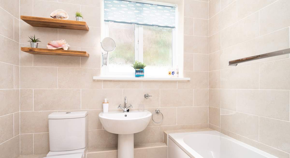 Attractive family bathroom with overhead shower. 