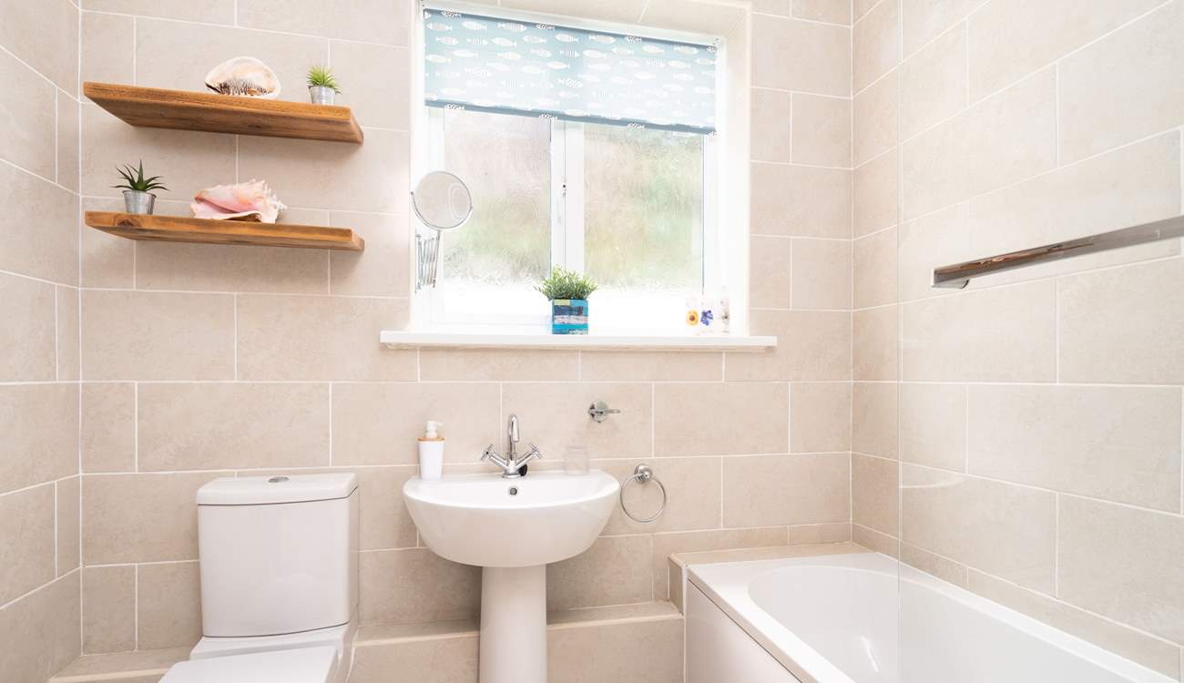 Attractive family bathroom with overhead shower. 