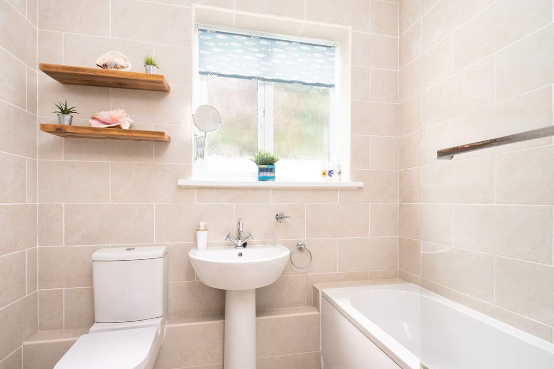 Attractive family bathroom with overhead shower.