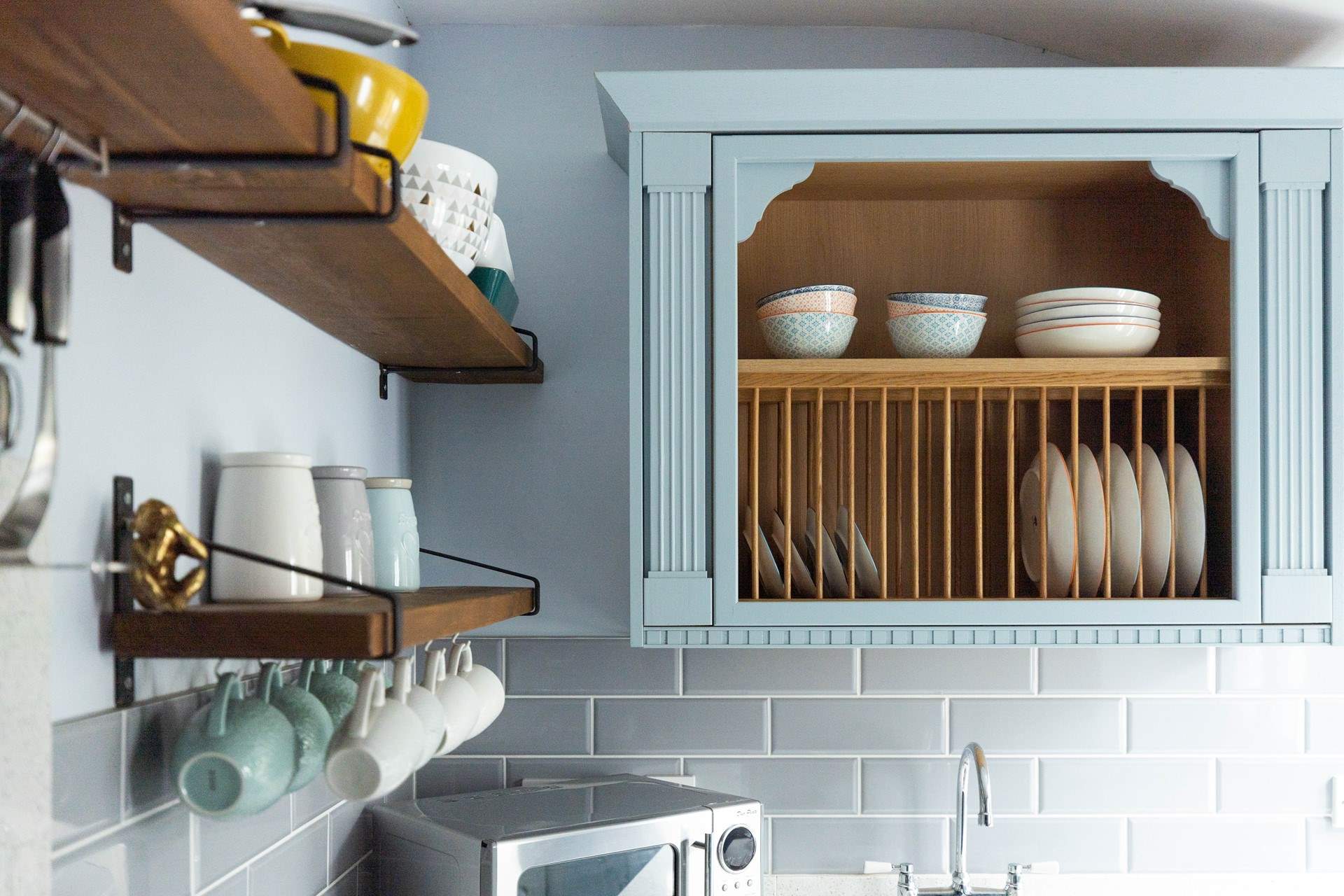 A pretty cottage-style kitchen.