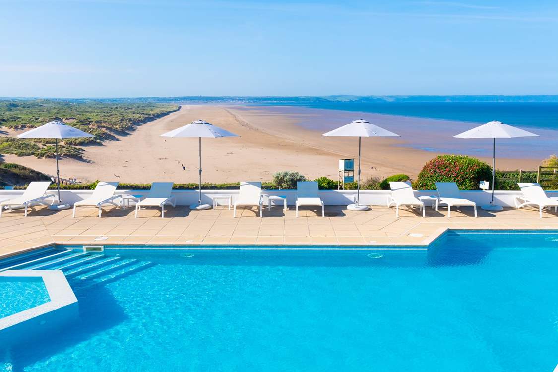 A pool, a beach, a view!