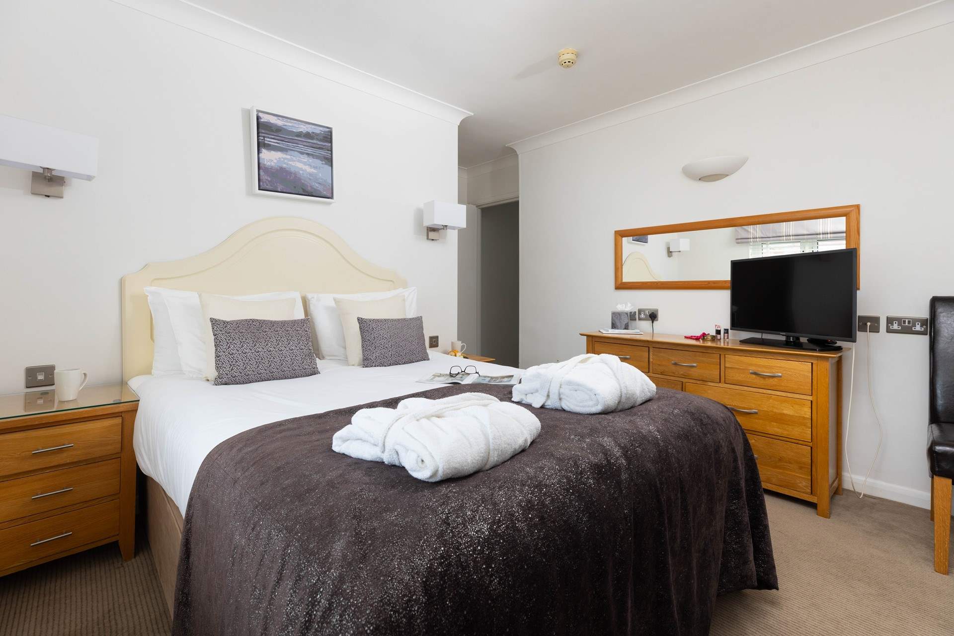 At the end of the apartment you will find the main bedroom ready for your arrival. 