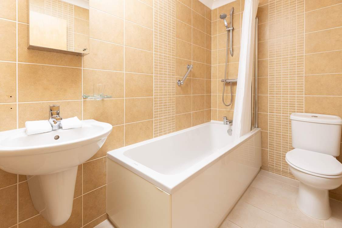With two stylish bathrooms you will be spoilt for choice.