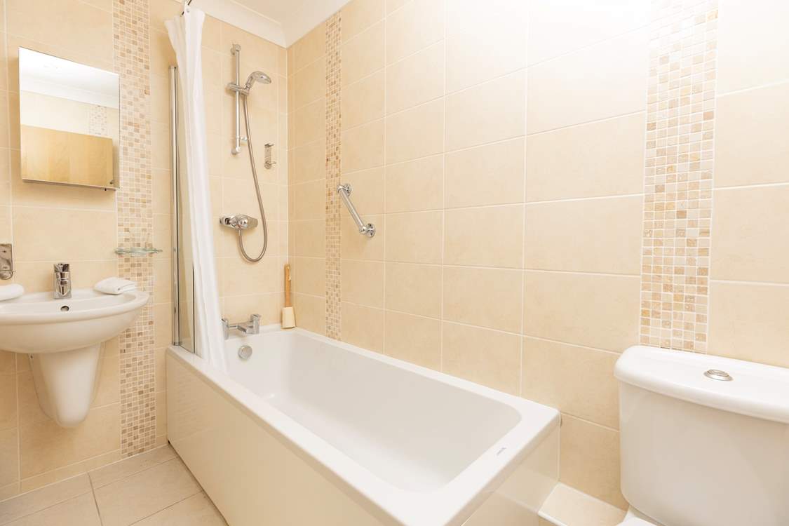 Time to relax in this stylish bathroom after a day of surfing the waves.