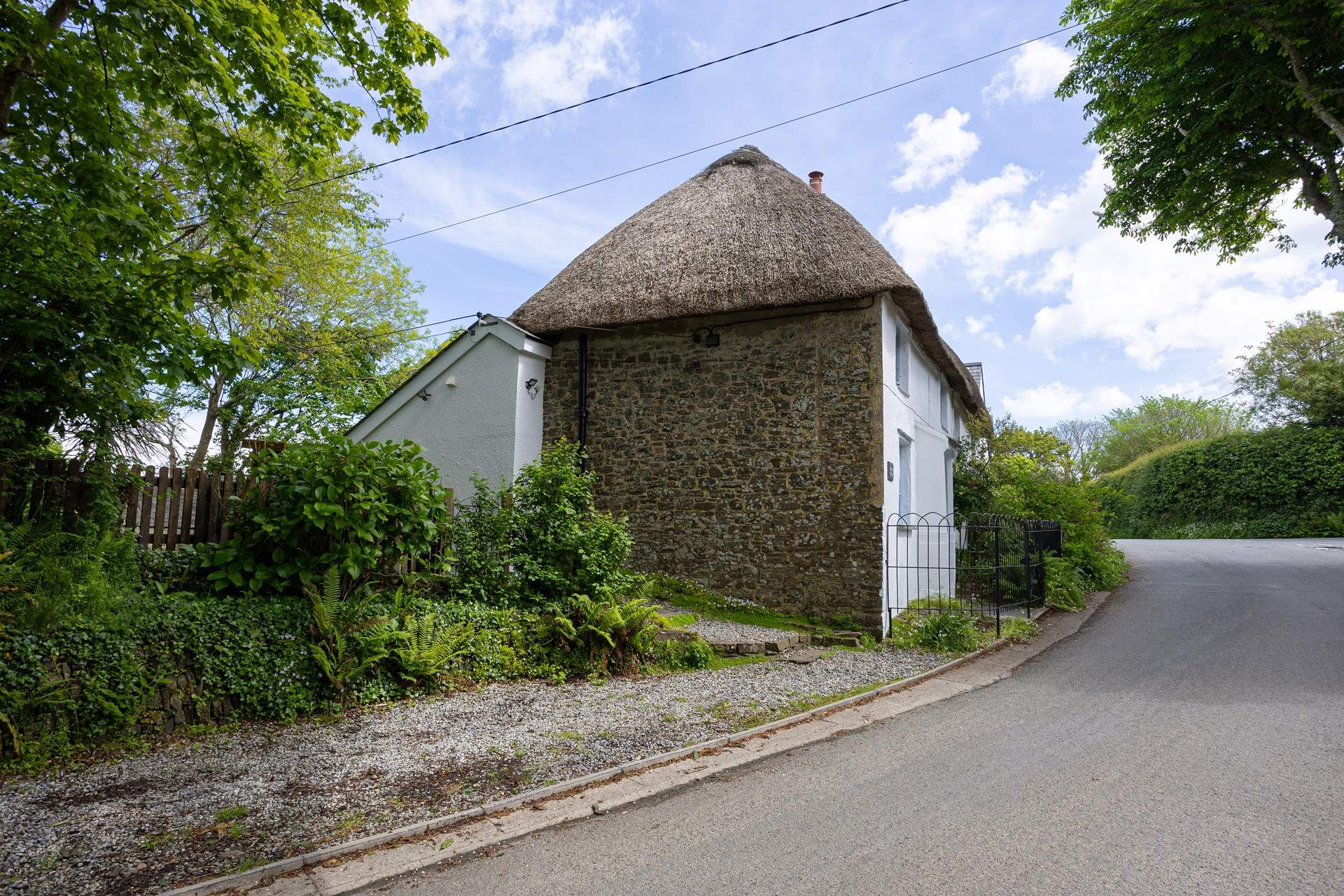 The cottage benefits from its own parking!