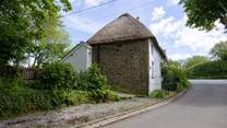 The cottage benefits from its own parking!