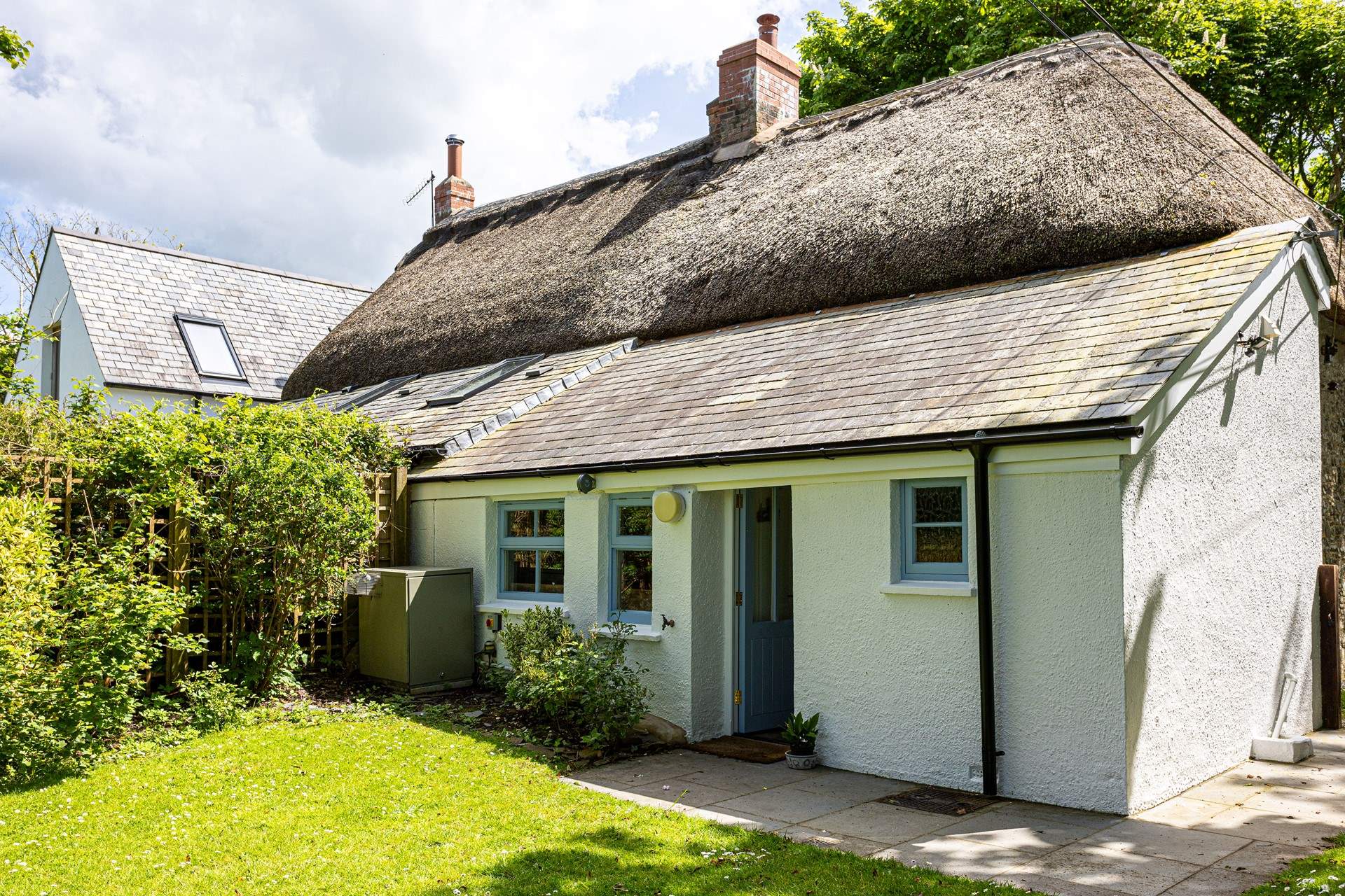 Park the car and walk around to the glorious garden of this thatched cottage.