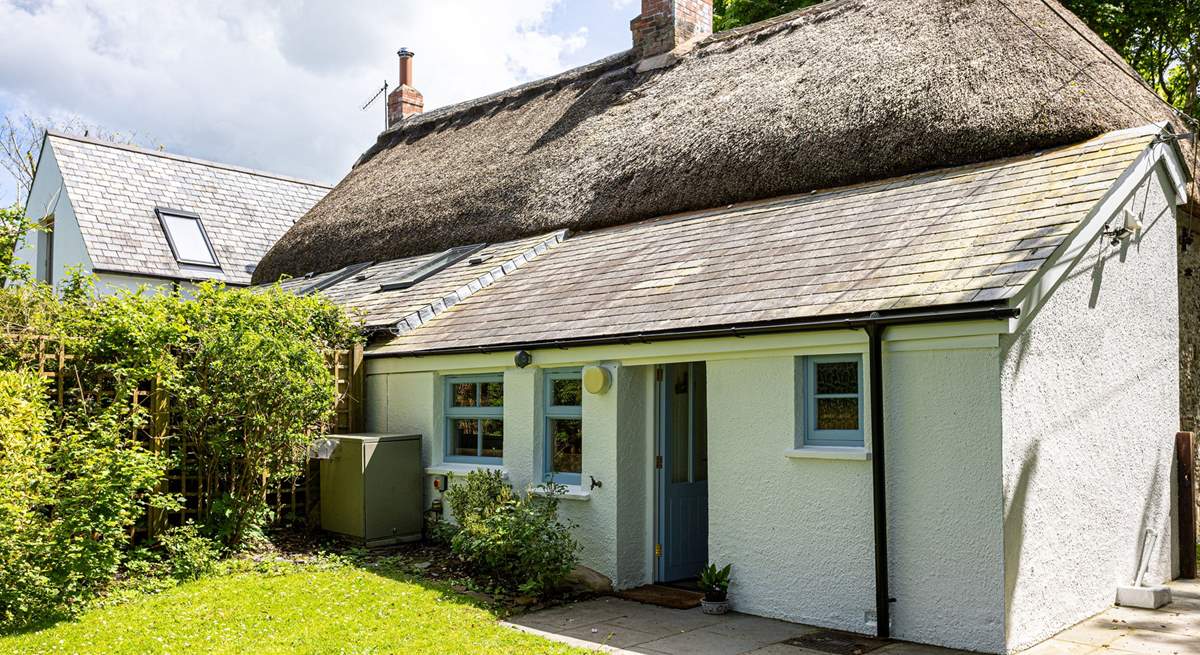 Park the car and walk around to the glorious garden of this thatched cottage.