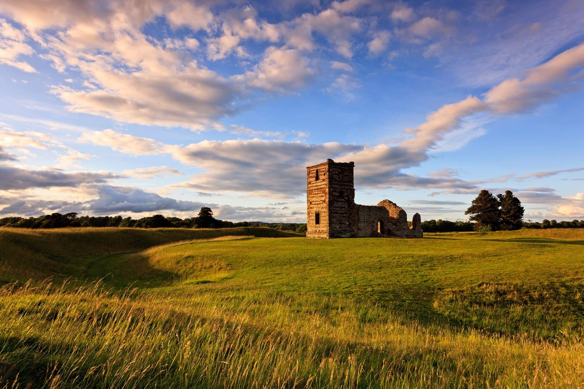Knowlton Church is a Norman church built within a neolithic henge and The Old Dairy sits on the southern fringes.