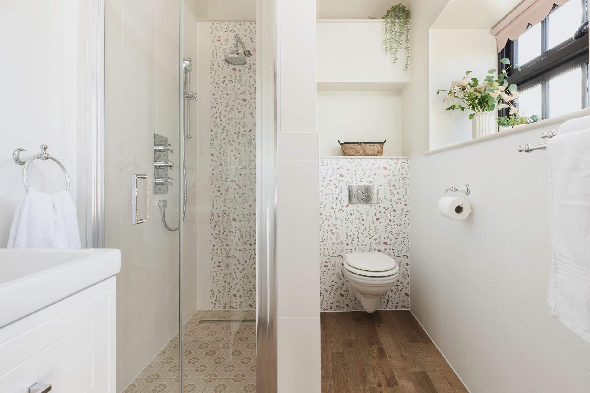 Pretty en suite to bedroom 1.