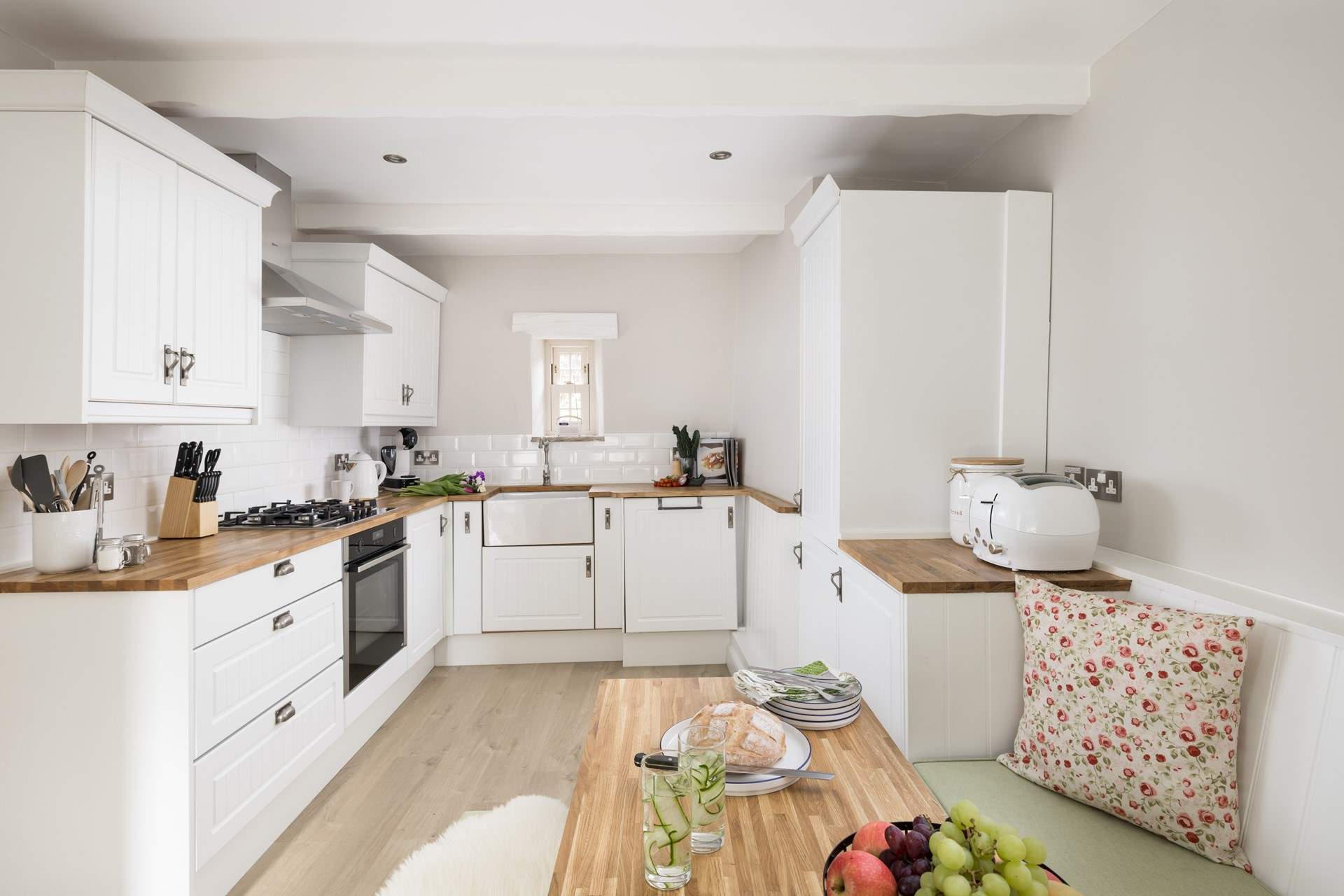 This well-equipped kitchen has everything you need to cook up a storm.