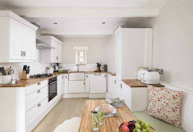 This well-equipped kitchen has everything you need to cook up a storm.