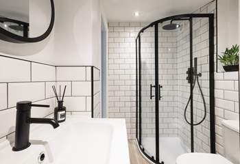 The en suite has a good sized shower for a quick morning freshen-up.