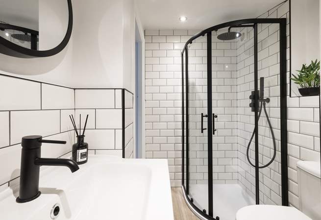 The en suite has a good sized shower for a quick morning freshen-up.