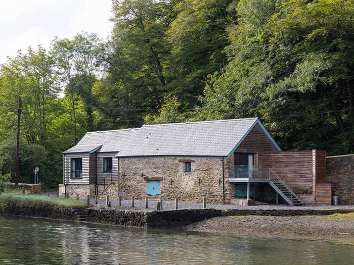 The Boathouse, Sleeps 4 in Helford