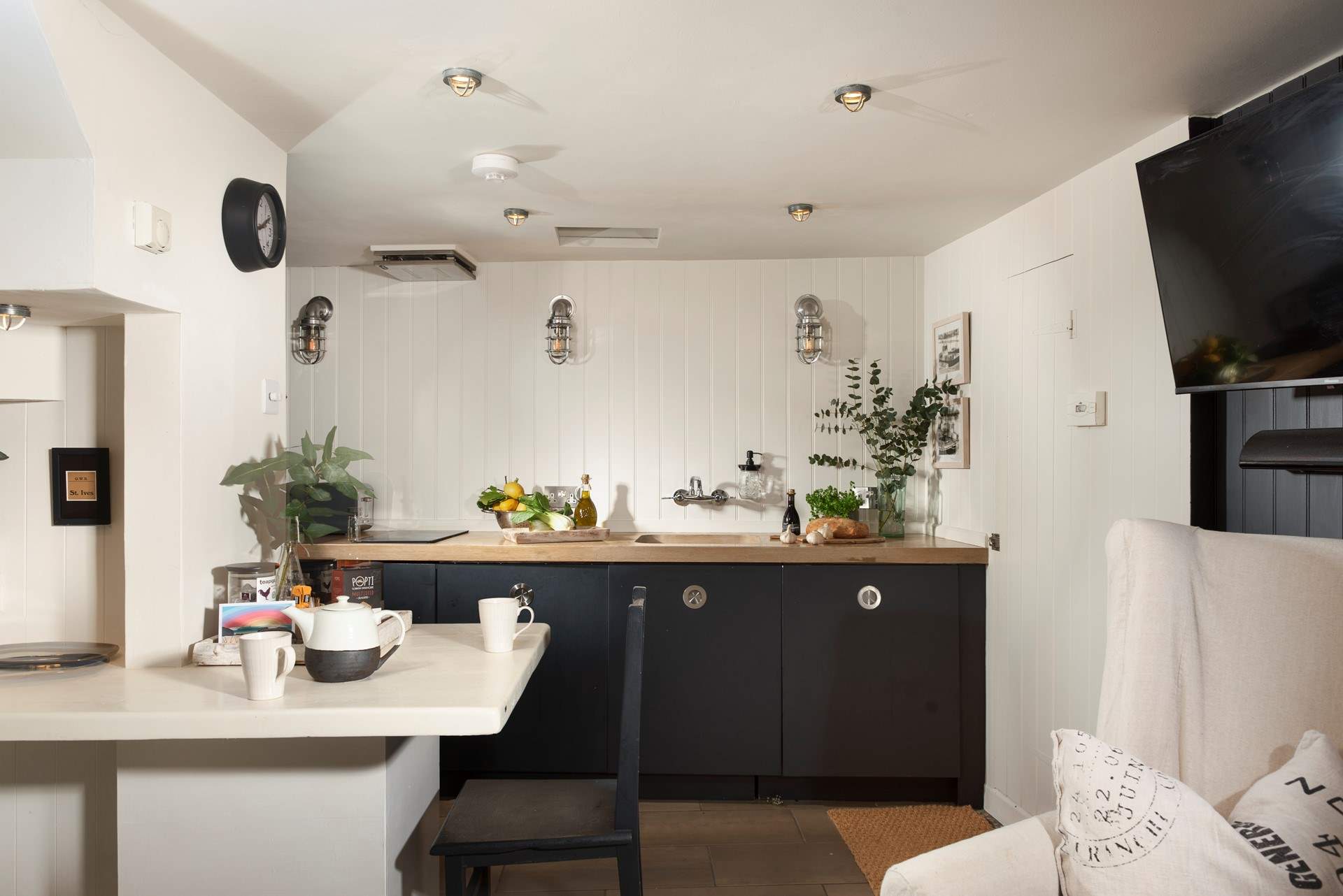 Gather around the breakfast bar for laid back lunches. 