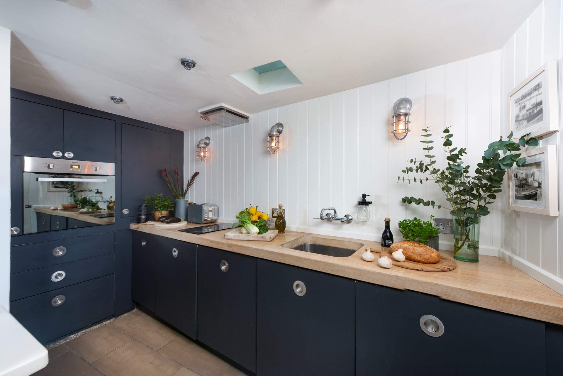 A lovely kitchen to prepare a light lunch or a delicious evening meal. 