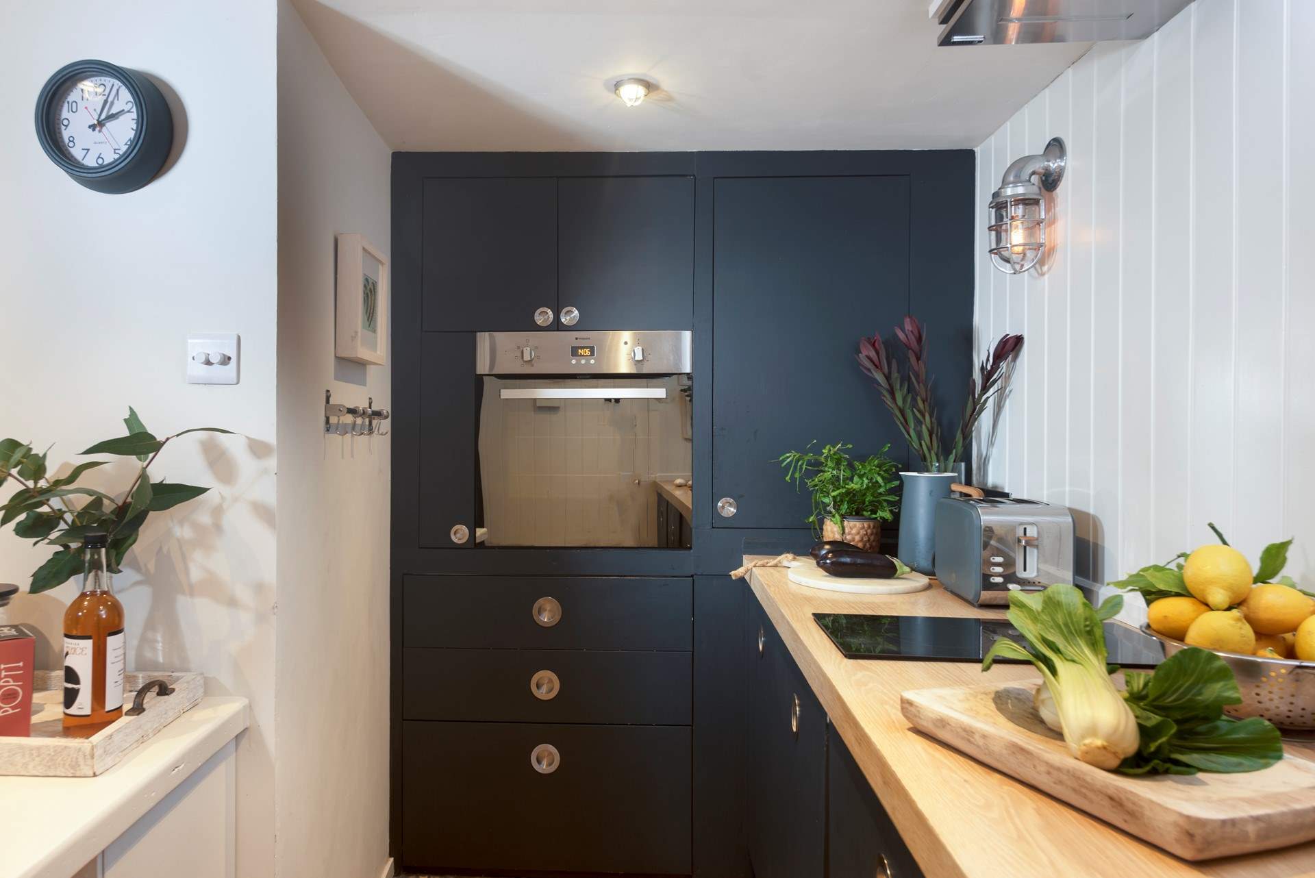 The built in oven and hob. 