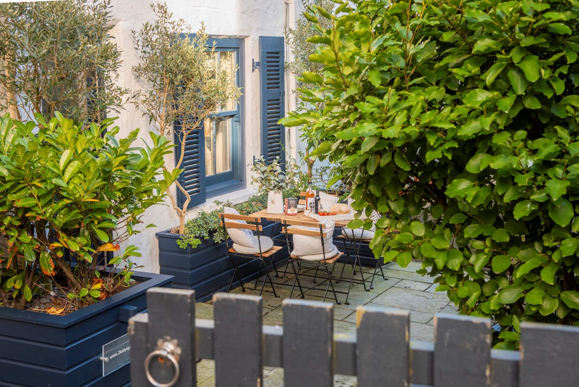 Open the gate and walk down towards  Kelly's Gardens. Please be aware that you share this walkway with No 3 Kelly's Gardens, which is located next door. 