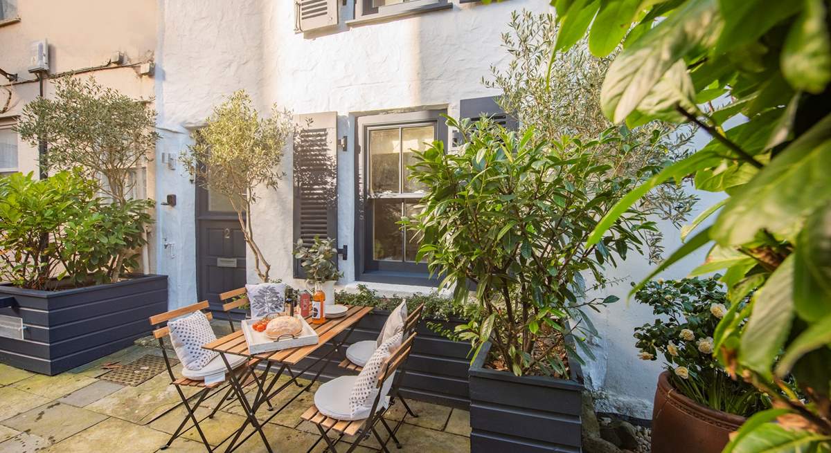 A very warm welcome awaits you at 2 Kelly's Gardens located in the heart of St Ives. 