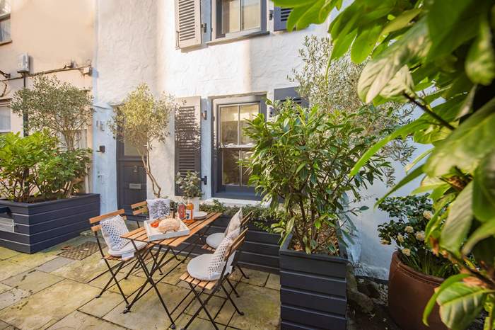 2 Kelly's Gardens is a 2 bedroom, dog friendly cottage near the beach in St Ives, Cornwall.