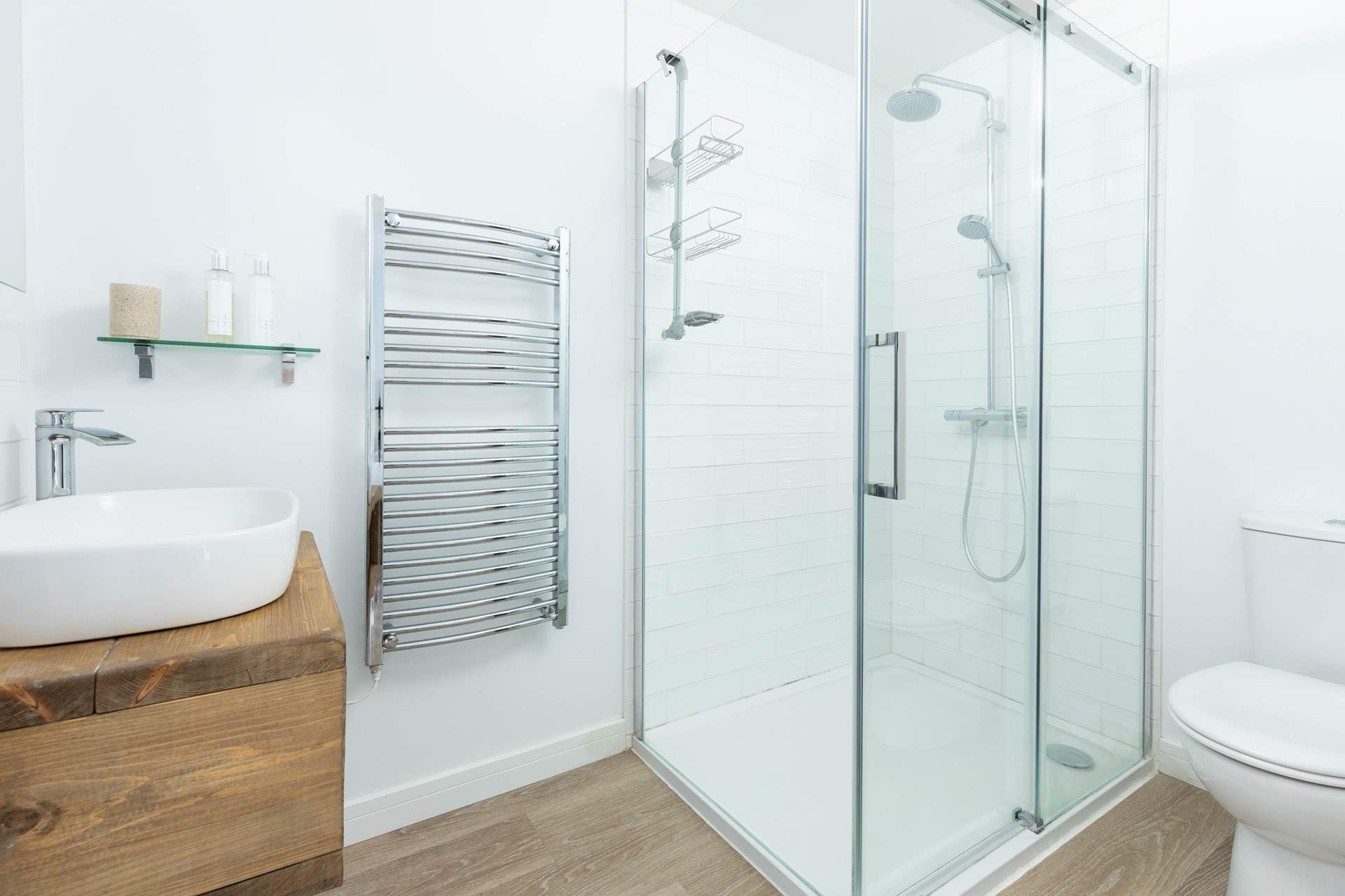 The en suite shower-room.