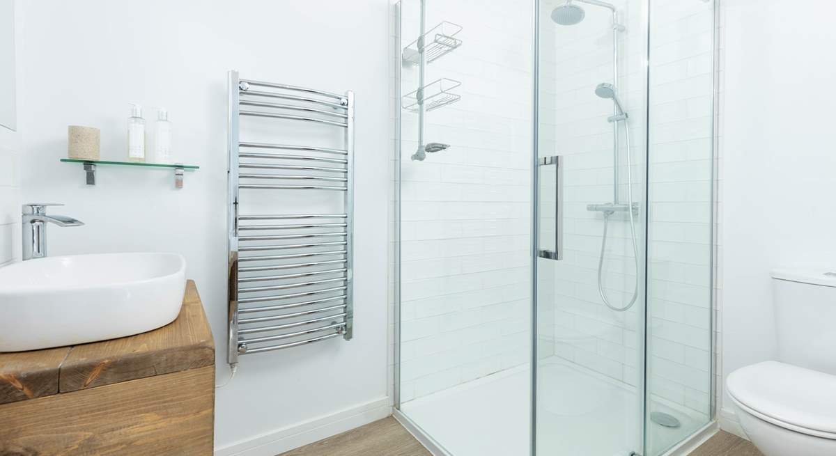 The en suite shower-room.