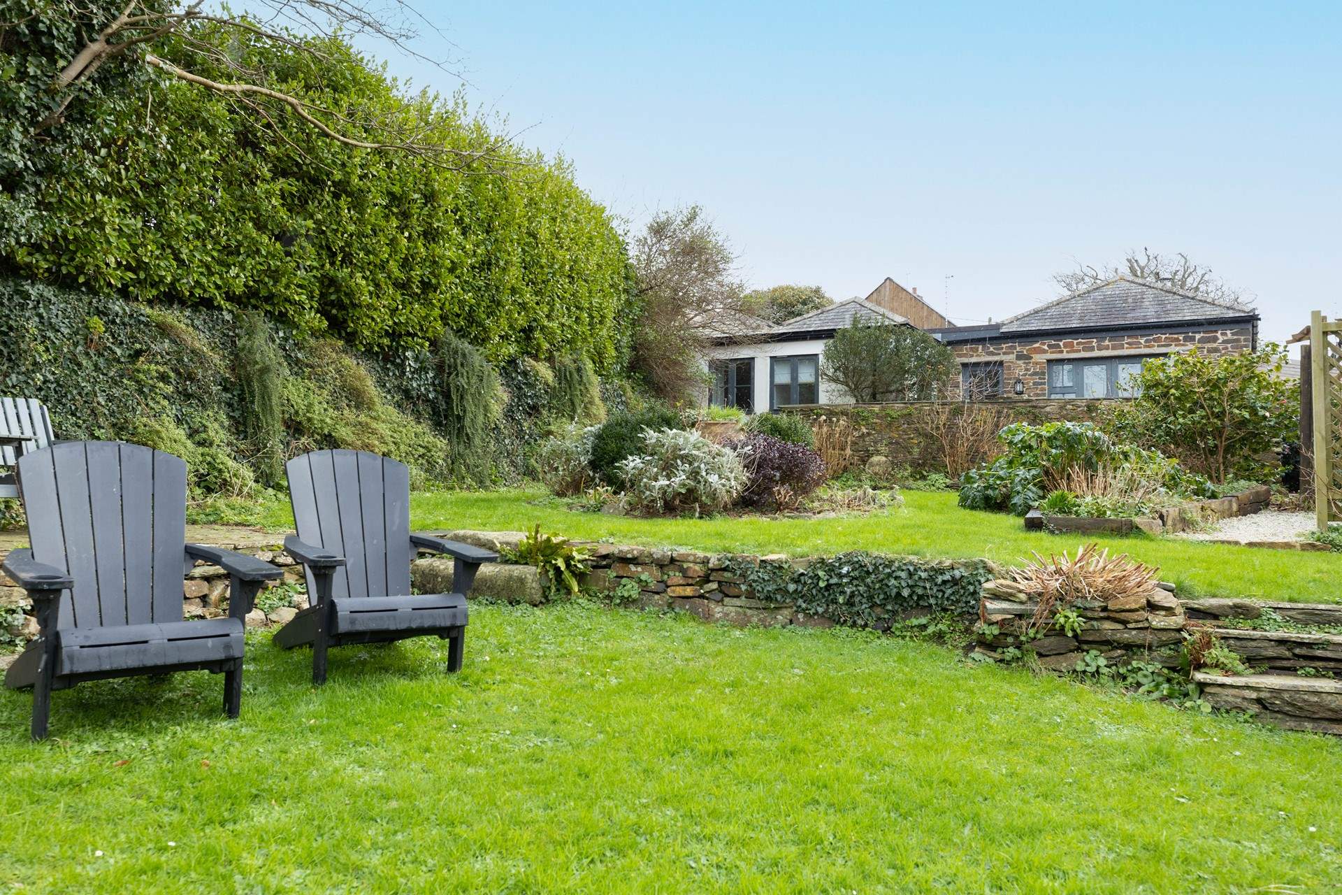 Frogmore Barn has a lovely large garden for you to enjoy. 