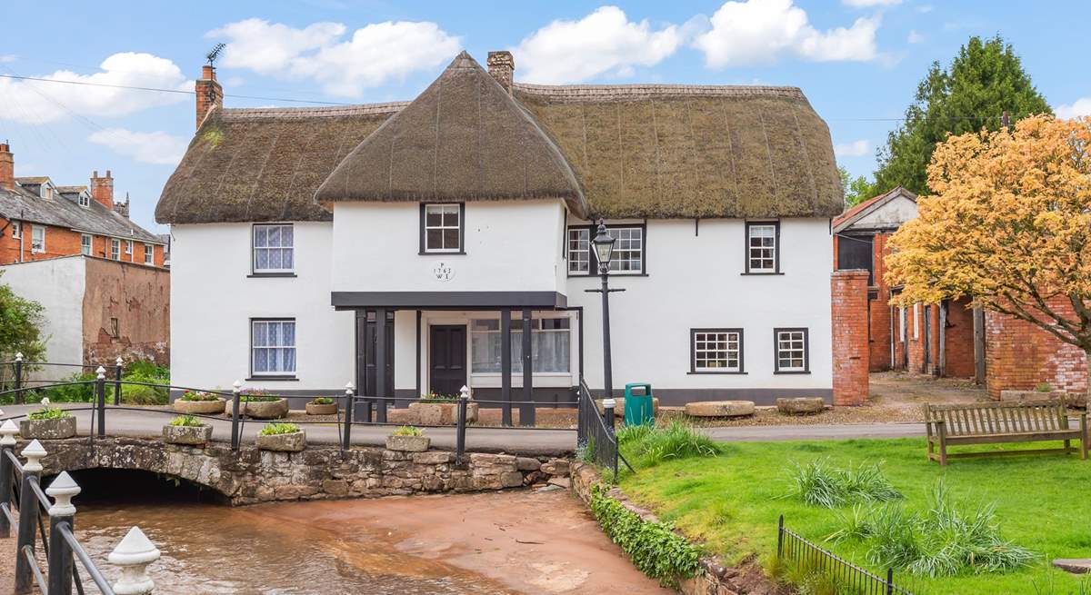 Bridge House is a beautiful thatched cottage, nestled in the heart of this charming village. 