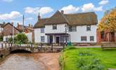 Bridge House is a picture-perfect, thatched cottage. - Thumbnail Image