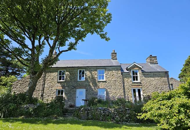 Carngowil is a stunning traditional farmhouse sitting in a spectacular corner of Pembrokeshire with far reaching enchanting views and near many gorgeous beaches. 