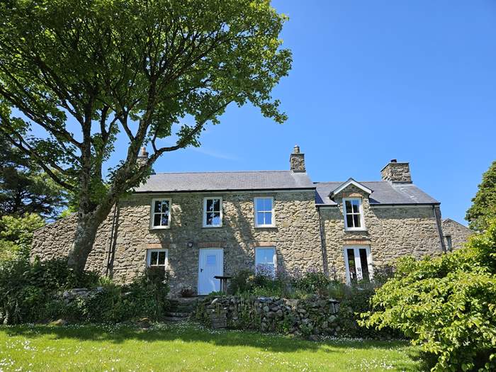 Carngowil Farmhouse, Sleeps 7 in Fishguard