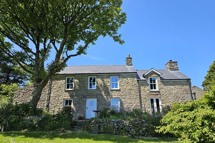 Carngowil Farmhouse is a 4 bedroom, dog friendly self catering cottage near Fishguard.