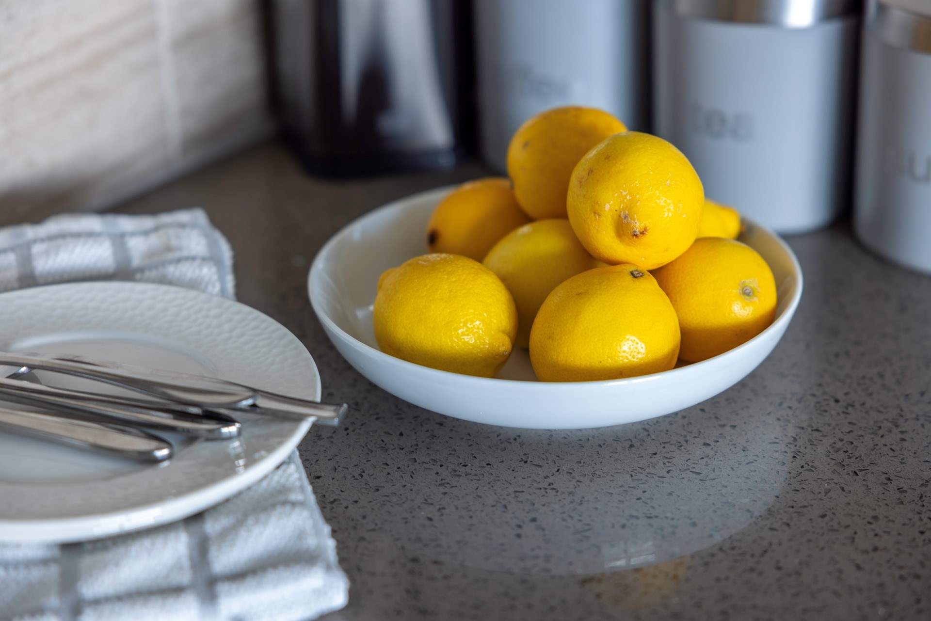 A slice of lemon, the perfect addition to your gin and tonic!