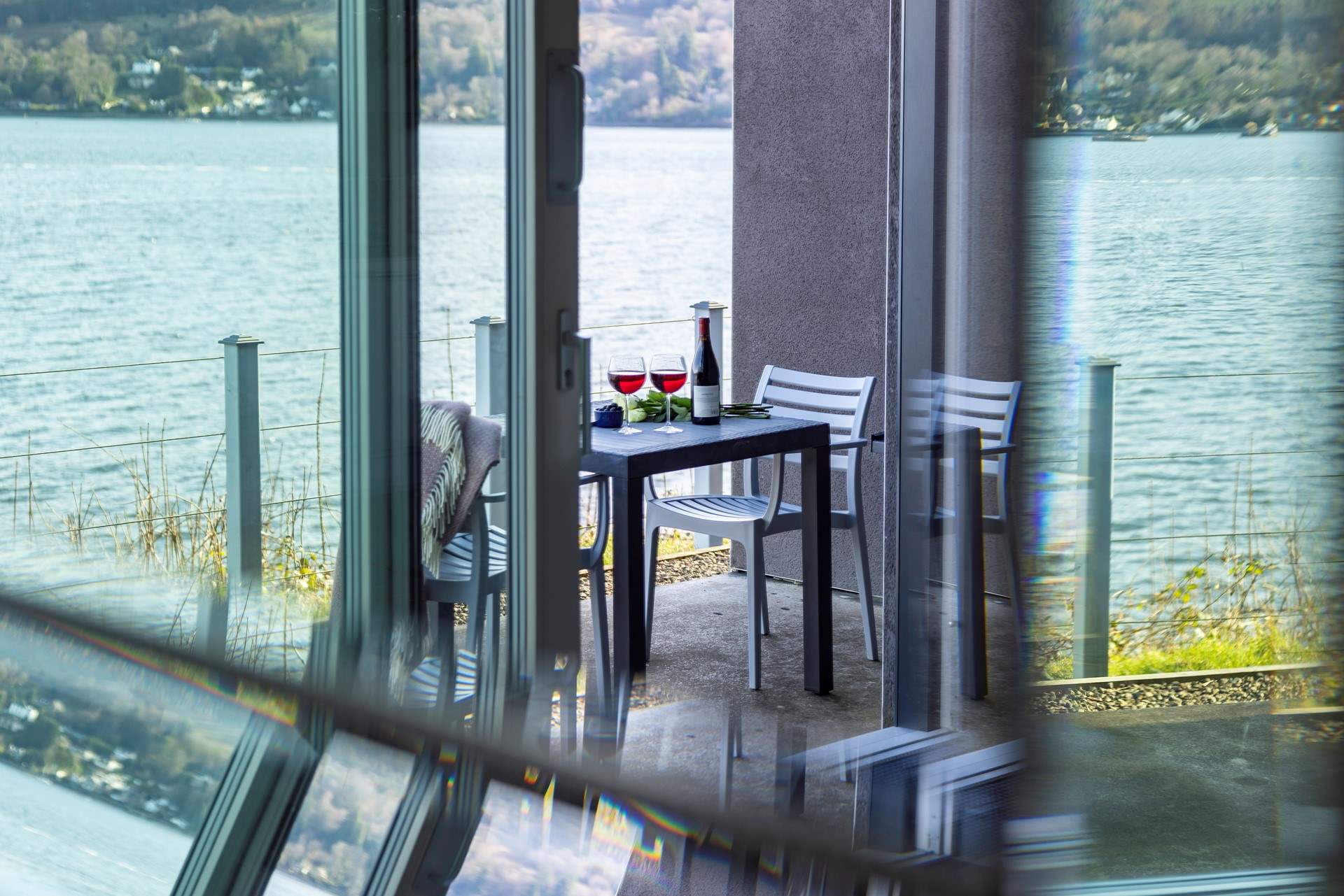 Al fresco dining by the water.