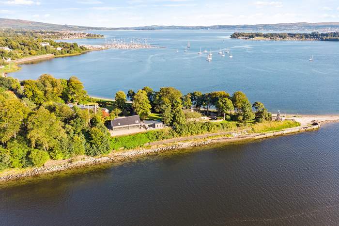 Cape Gare is a 1 bedroom self catering cottage with sea views near Helensburgh.