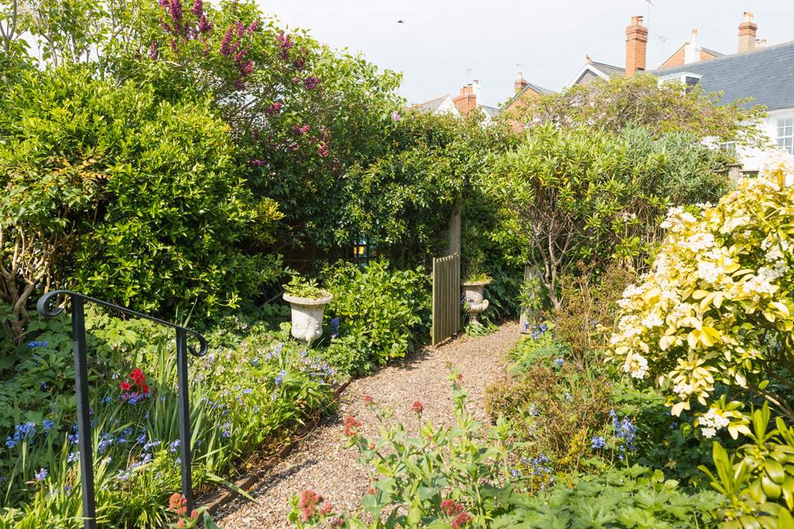 From the parking-area, please access the summer-house via the small wooden gate.