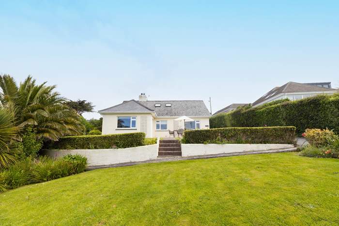 Little Trehan is a 3 bedroom holiday cottage with sea views in St Mawes, South Cornwall.