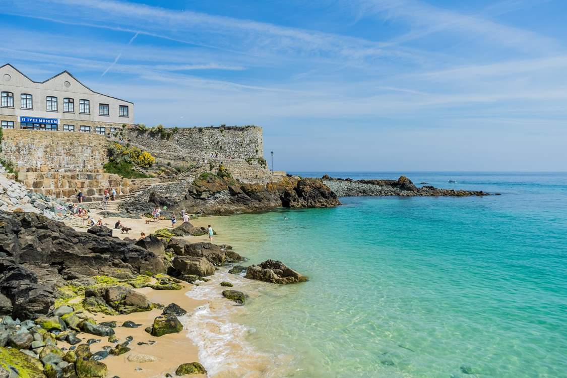 St Ives is a short drive away. Choose to spend the day at one of the many beaches and hidden coves or you may prefer to have a mooch around the shops and indulge in a local home-made ice cream. 