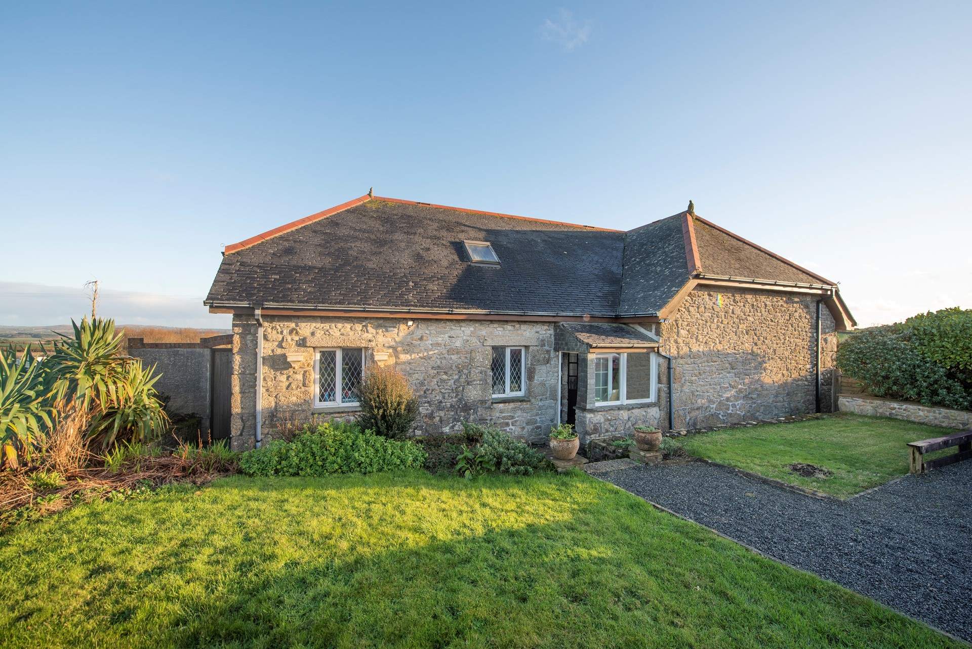 Welcome to Mordros, take four steps down to the entrance. 