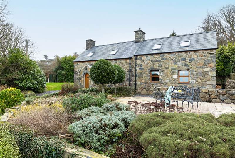 Welcome to Plas Hufen, an idyllic Welsh retreat, commanding views towards Snowdonia, very near the spectacular beaches on the Llyn peninsula. 